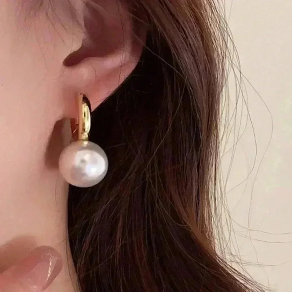 Fashion Faux Pearl Decor Hoop Earrings - Picture 1 of 3